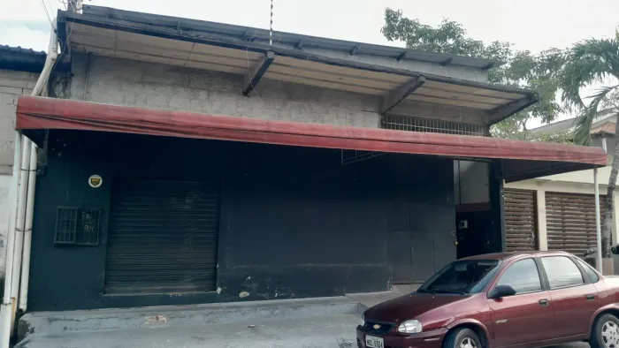 Depósito com escrito área construída 274m2 com laje e telhado, pé direito 6,5m de altura,