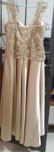 VENDE-SE UM VESTIDO