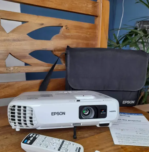 Projetor Epson X24+ XGA HD, 3500 Lumens.