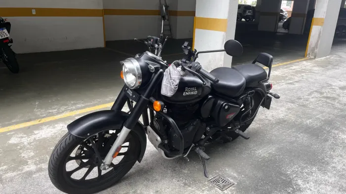 Classic 350 dark com acessórios