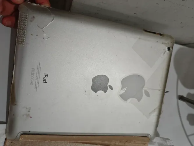 Vendo iPad 2 geração( só dá pra aproveitar tar às peças)