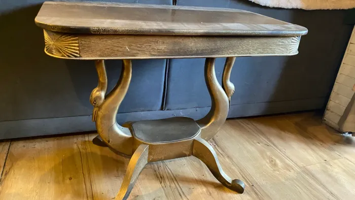 Mesa antiga com pés de cisnes