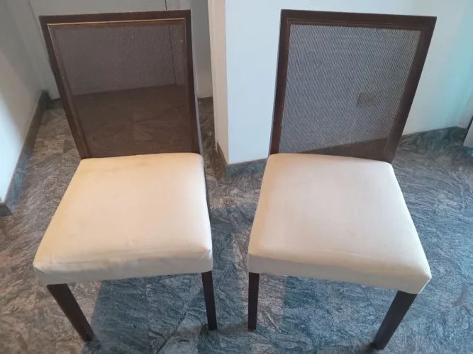 Vendo 02 cadeiras para sala de jantar. Fino acabamento
