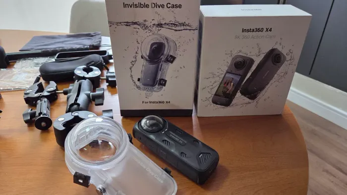 Câmera Insta 360 X4 com muitos acessórios