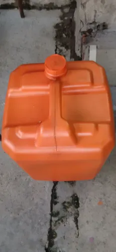 Baldes vazios de 20 litros