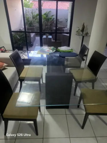 Mesa de vidro retangular de (110x220) cm. Com seis cadeiras. Um