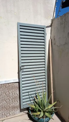 Duas portas veneziana sala e banheiro
