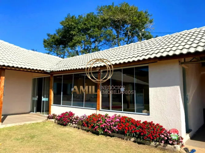 Chácara em Condominio Fechado com 1 Alqueire / Piscina / 03 suítes / 270 m² de construção 