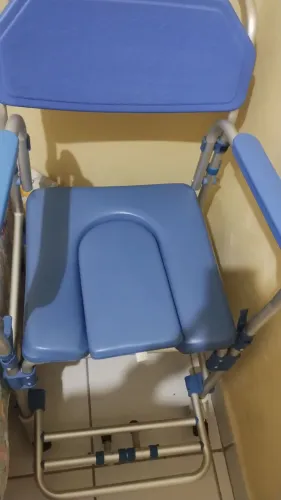 Cadeira de banho dellamed em alumínio 290.00 reais. Seminnova