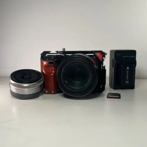 Sony a6300 + Cage + Lentes Sony 50mm / 16mm + 2 Baterias + Carregador + Cartão de Memória
