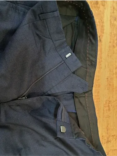 Calça social Hugo Boss - Azul marinho. Número 40.