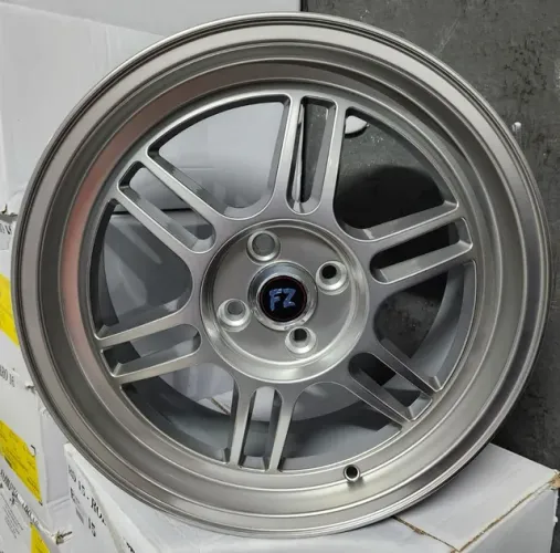 Roda aro 17 Krmai Volkswagen estilo Momo prata com diamantado jogo novo