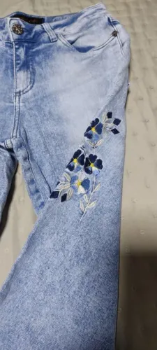 Calça Capri Bordada