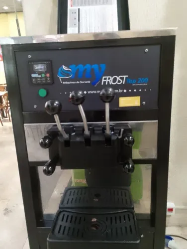 Máquina de sorvete Myfrost semi nova