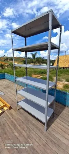 ESTANTE COM PRATELEIRAS  DE AÇO 