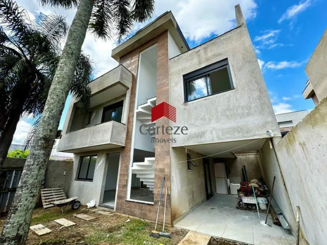 Sobrado com 222,14m² 3 quartos, à venda, no bairro Uberaba em Curitiba