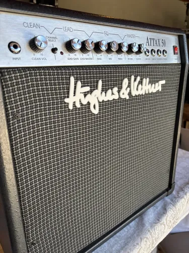 Amplificador para guitarra Hughes & Kettner Attax 50