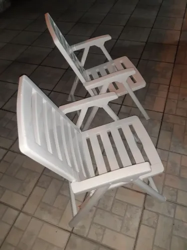 2x cadeiras de plástico branco dobrável