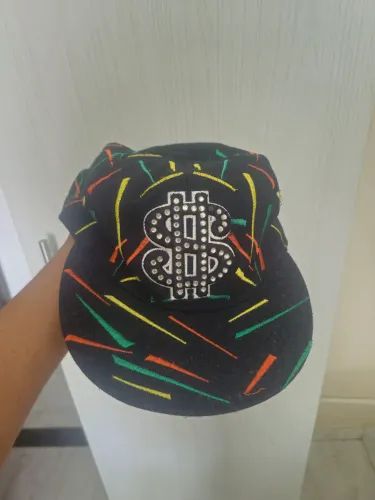 Boné Cifrão Aba Reta