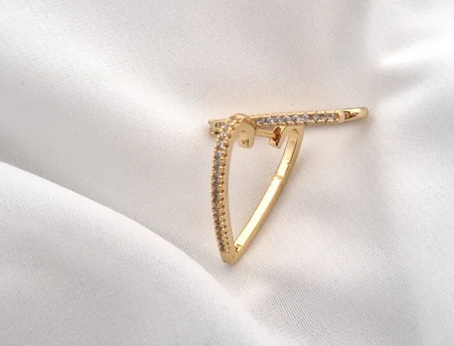 Brinco banhado a ouro 18k , cravejado de zircônias