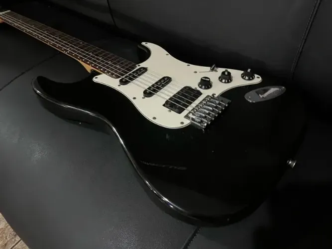 Guitarra Stratocaster Eagle preta