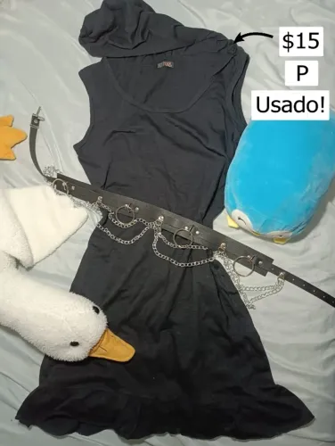 Vestido preto sem mangas e com capuz