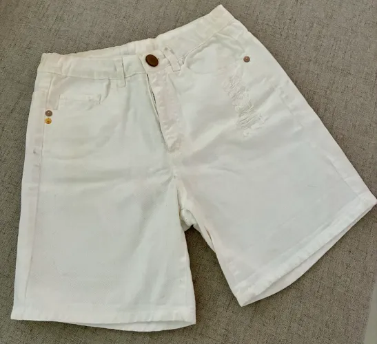 ?short jeans de cintura alta na cor branca.Marca: SACADA (nova) TAM 36/38