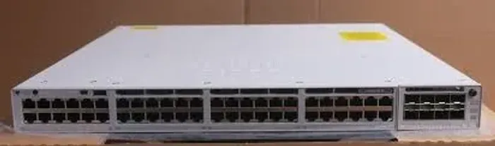 Switch Cisco Catalyst C9300-48T 48x1G + Módulo C9300-NM-8X 8x10GE