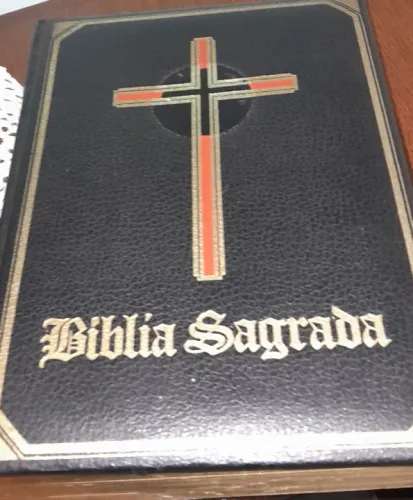 Bíblia Sagrada e suporte