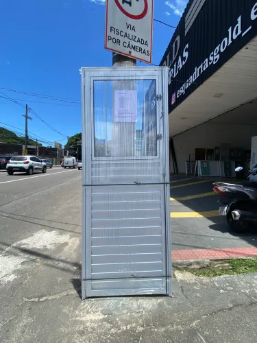 LIQUIDAÇÃO DE NATAL - PORTA DE ALUMÍNIO C/VIDRO E GRADE