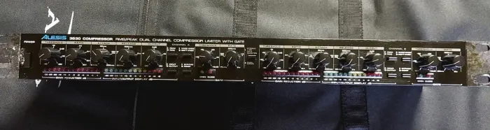 Compressor Alesis 3630 (sem fonte)