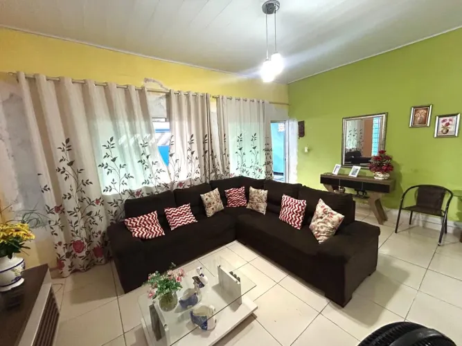 Linda casa com piscina e edícula