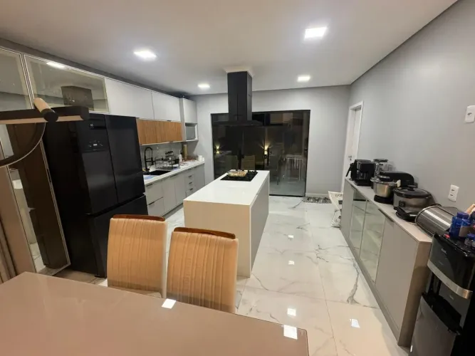 Alugo linda casa com 3 suítes no Jardim de Marselha