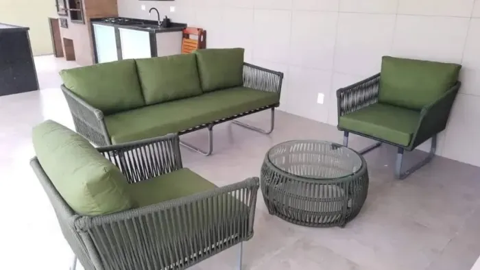 CONJUNTO SOFÁ DE CORDA NÁUTICA - MESA DE CENTRO TAMPO DE VIDRO