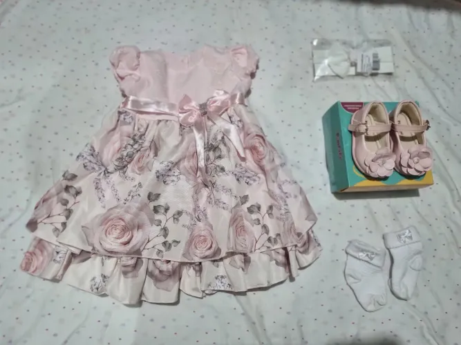 Vestido infantil, tiara, meias e sapatinhos