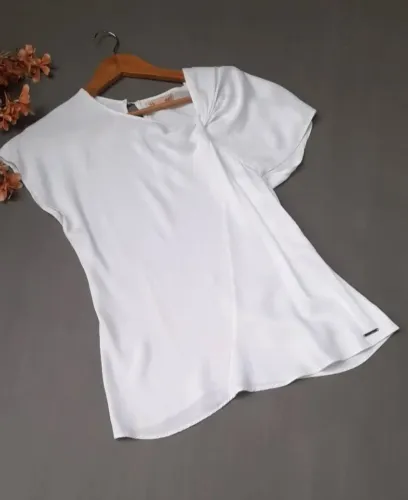 Blusa de Manga Curta Branca Elegante
