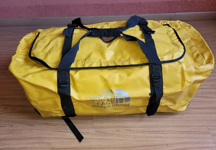 Bolsa de ombro e mochila, ideal para viagens como bagagem despachada