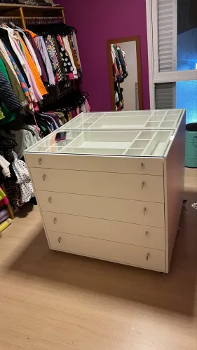 Cômoda 5 gavetas tampo de vidro e rodinhas 