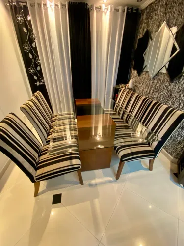 Mesa de 1,80 com seis cadeiras.