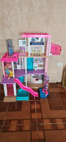 Casa de bonecas Barbie com acessórios