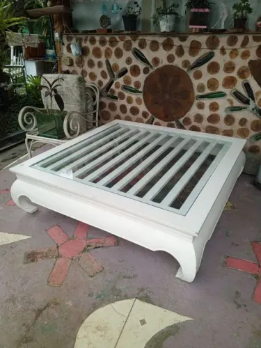 Mesa de Centro em Madeira Branca com Tampo de Vidro Chinoiseries