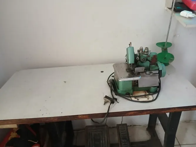 Máquina de Costura Overlock Industrial