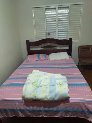 Cama de casal,em madeira,com colchão de espuma em bom estado