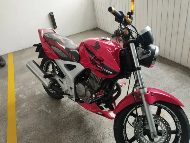 OPORTUNIDADE. CBX Twister 250 ano 2002.