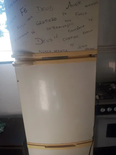Vende-se uma geladeira em bom estado