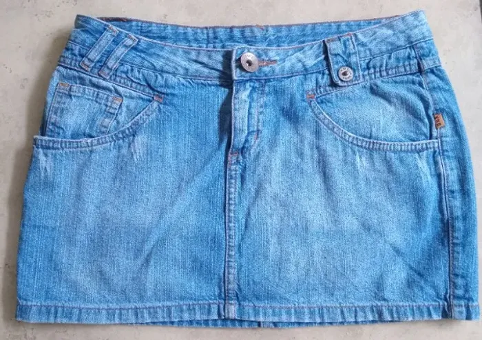 Mini saia jeans azul claro com desfiados K2B tam 38
