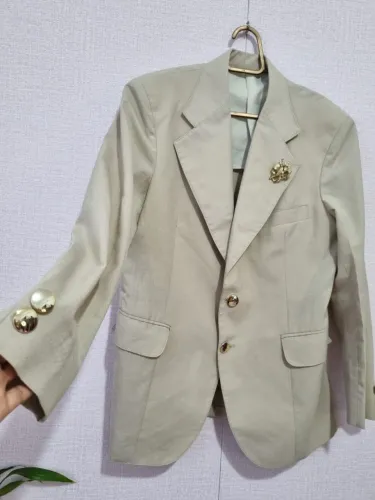 BLAZER BEGA COM BROCHE DOURADO