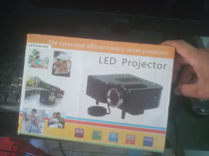 Mini Projetor Portátil -  Geekwire - 400 lumen