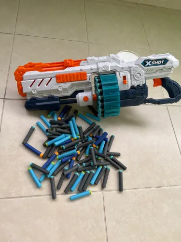 Brinquedos lançador de dardos Nerf X-shot Turbo Advance com capacidade de 40 dardos.