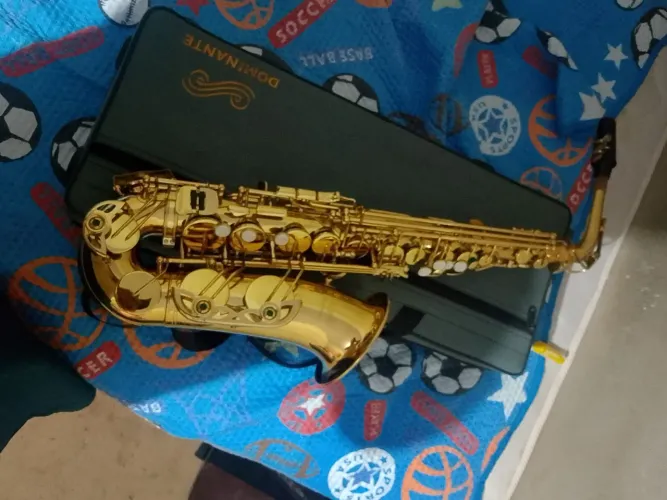 VENDE-SE saxofone Alto Dominante dourado